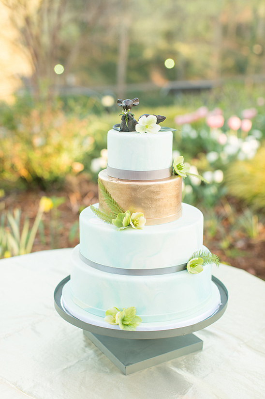 mint and gold wedding cake @weddingchicks