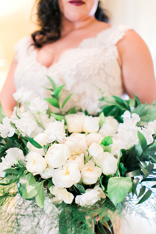 white rose bridal bouquet @weddingchicks