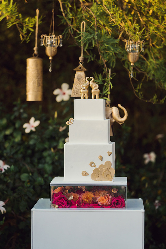 elephant love wedding cake @weddingchicks