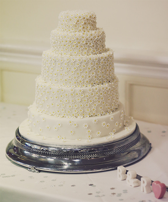 Daisy wedding cake @weddingchicks