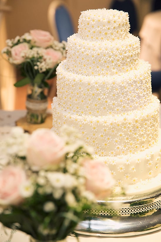 daisy wedding cake @weddingchicks