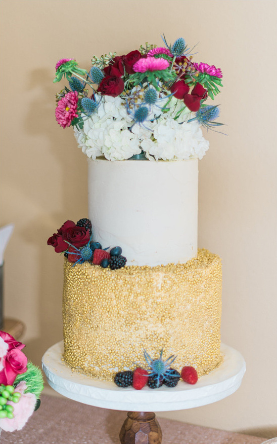 flower topped white and gold wedding cake @weddingchicks