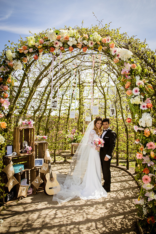 beautiful floral arch @weddingchicks