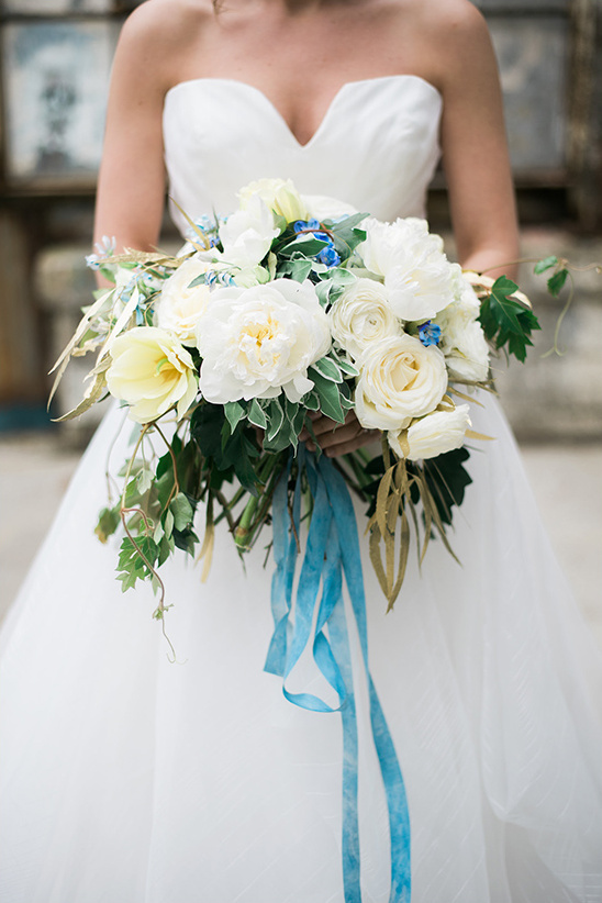 white and blue bouquet @weddingchicks