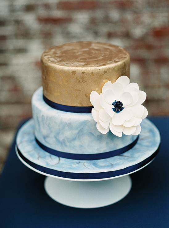 gold and blue wedding cake @weddingchicks