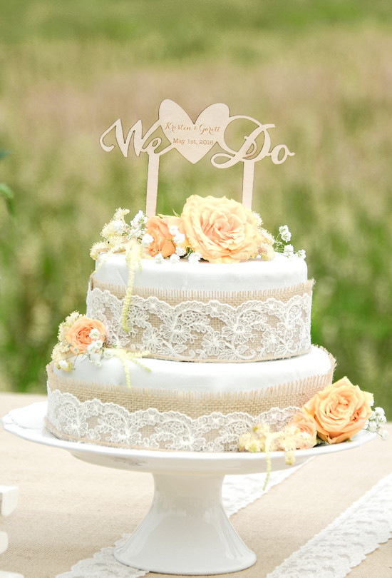 burlap and lace wedding cake @weddingchicks