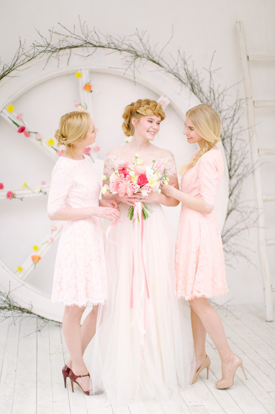 Bride with bridesmaids in beautiful pink dresses and bouquet