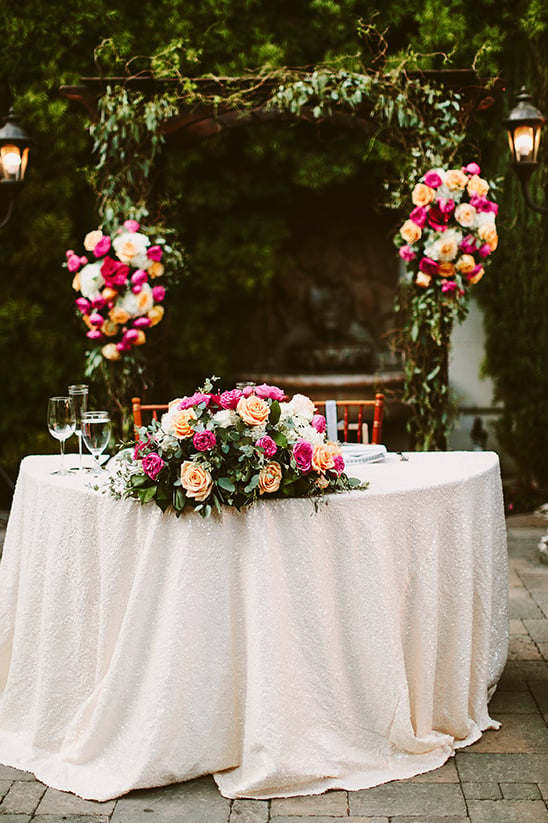 rose covered sweetheart table @weddingchicks
