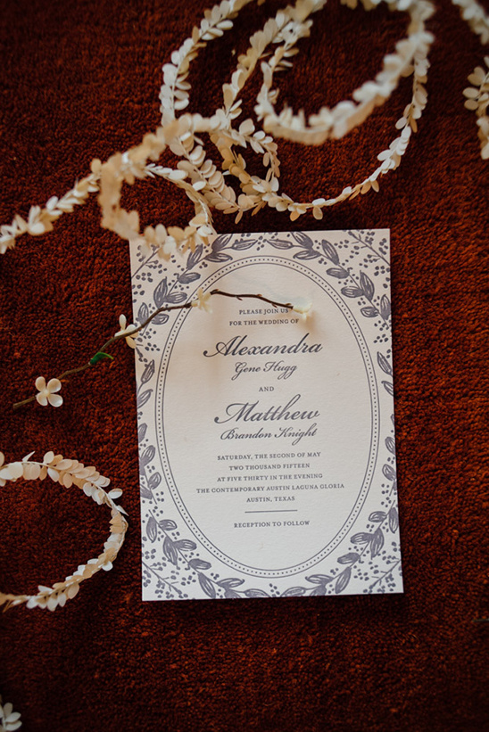 Wedding invitation with floral design and elegant details, perfect for the couple
