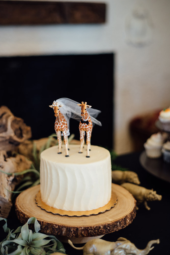 Wedding cake with giraffe toppers, a unique and creative design
