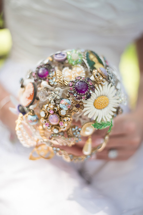 vintage brooch bouquet @weddingchicks