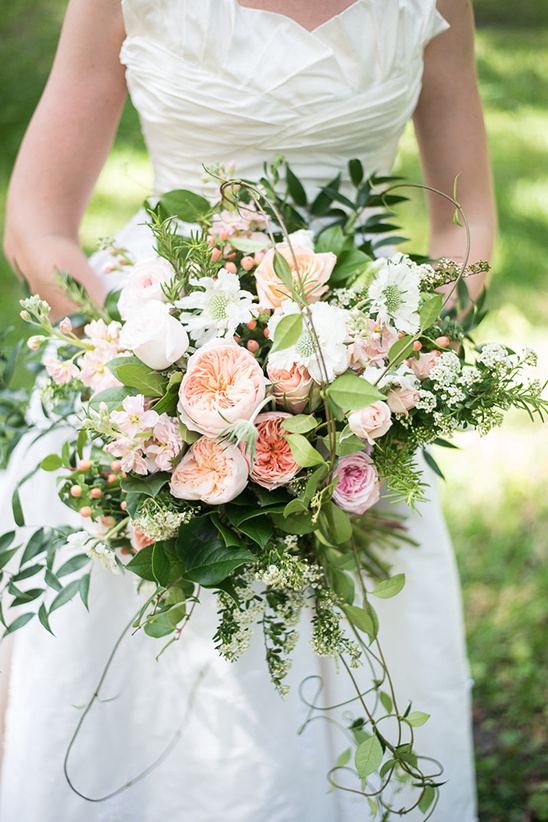 pretty peach and white bouquet @weddingchicks