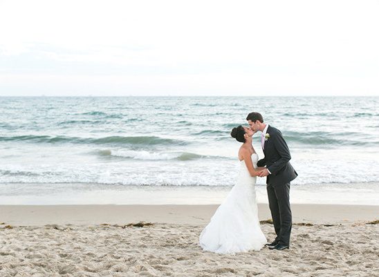 kissing on the beach @weddingchicks
