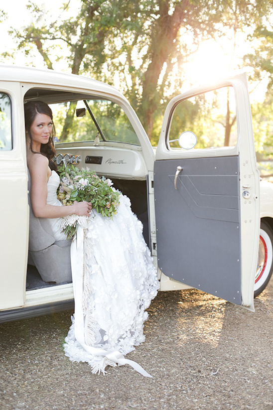 wedding photos idea in vintage car @weddingchicks