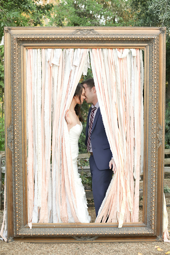 large frame kiss idea @weddingchicks