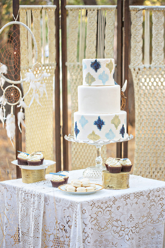 blue and gold pattern wedding cake @weddingchicks