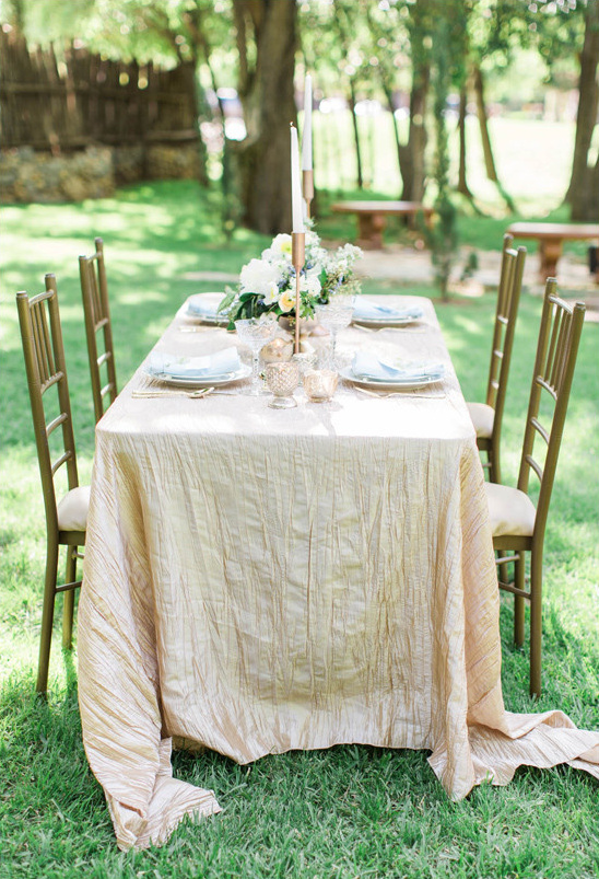 gold and blue wedding table @weddingchicks