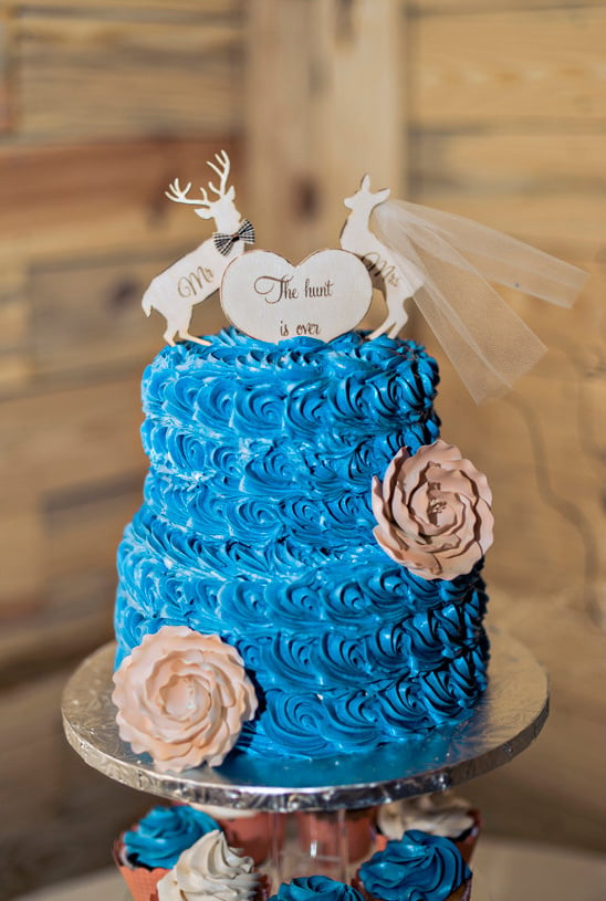 blue deer topped cake @weddingchicks