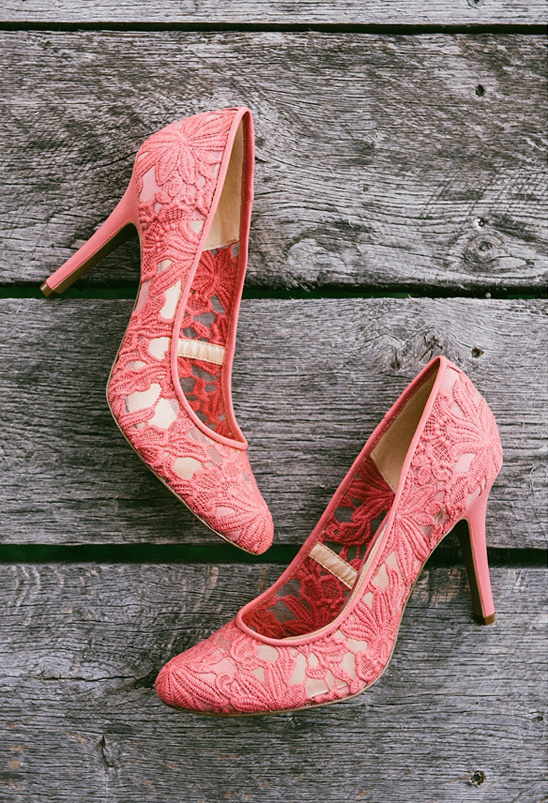 coral wedding shoes @weddingchicks