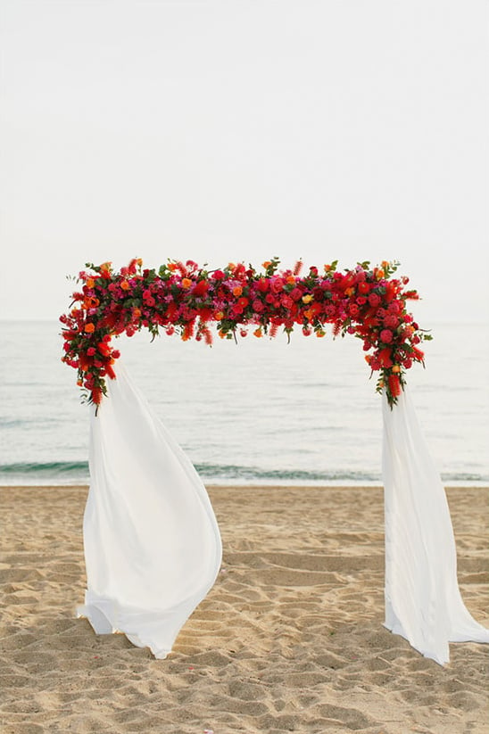 beach wedding arch @weddingchicks