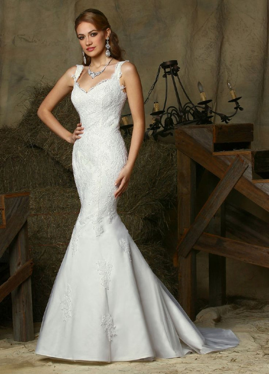 Sweetheart lace wedding dress from DaVinci @weddingchicks