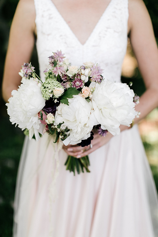 white peony bouquet @weddingchicks