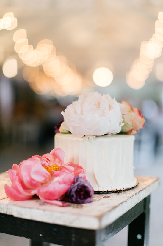 simple white wedding cake @weddingchicks