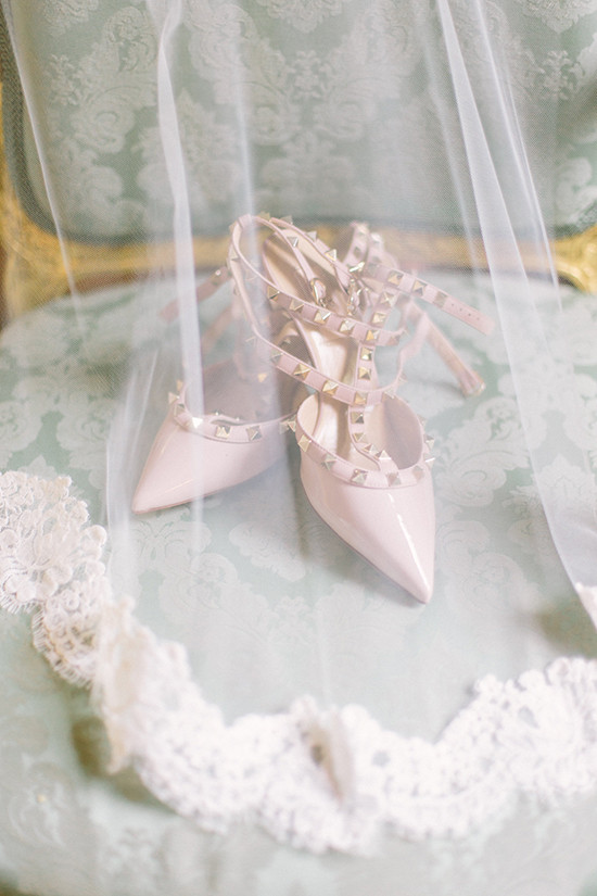 pink Valentino bridal shoes @weddingchicks