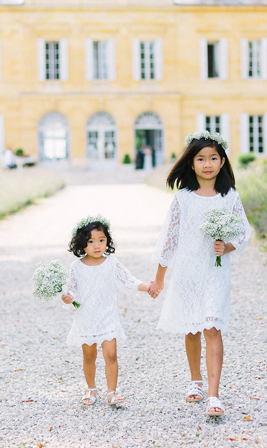 flower girls with lace and babys breath @weddingchicks
