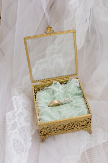gold-and-mint-vintage-wedding