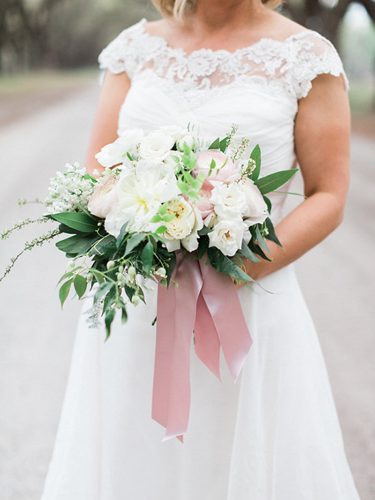soft white and blush bouquet @weddingchicks