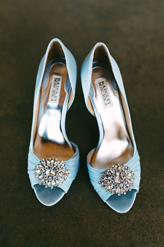 blue Badgley Mischka wedding shoes @weddingchicks