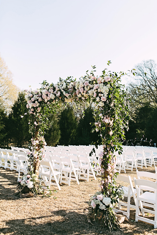 floral arch for wedding ceremony @weddingchicks