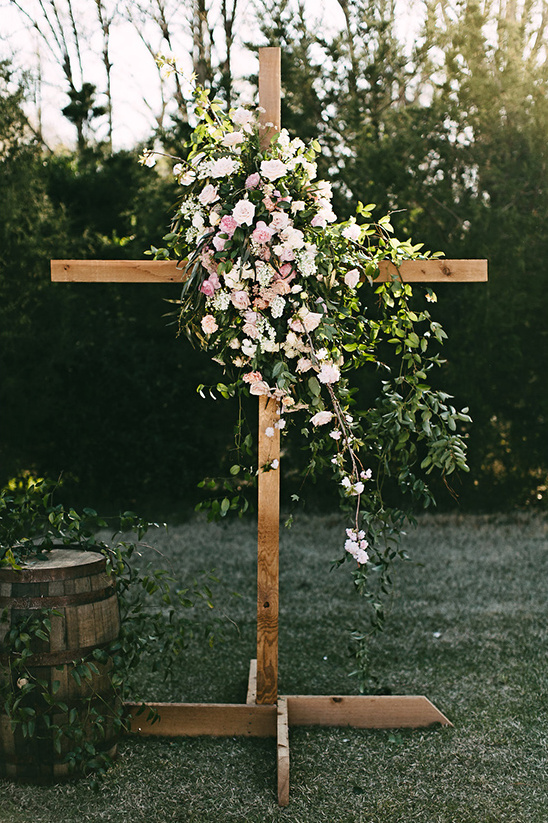 wood cross with flowers @weddingchicks
