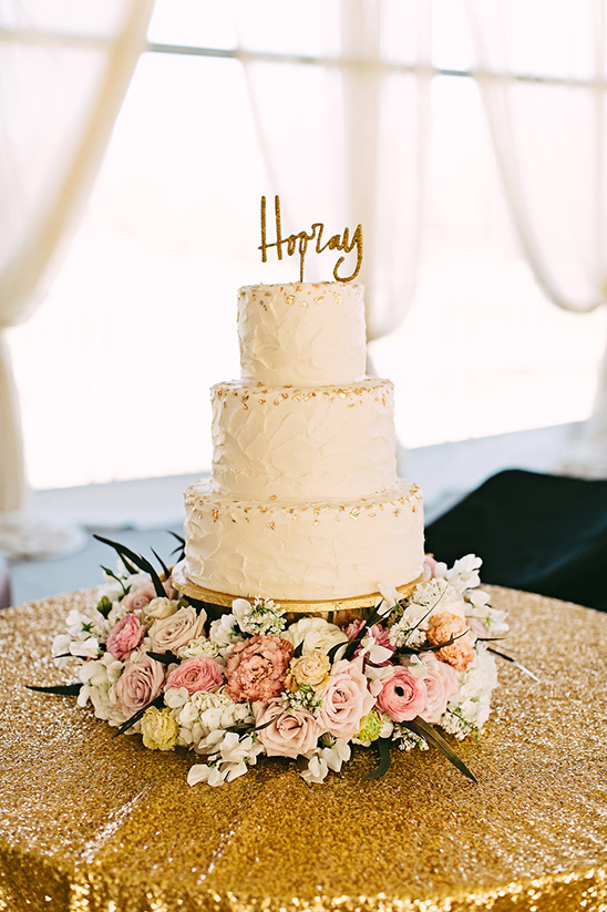 gold flake wedding cake @weddingchicks