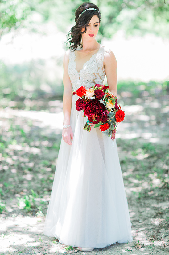 red and white bride details @weddingchicks