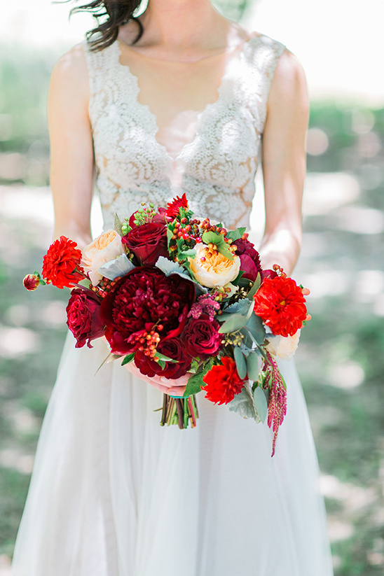 red bouquet details @weddingchicks