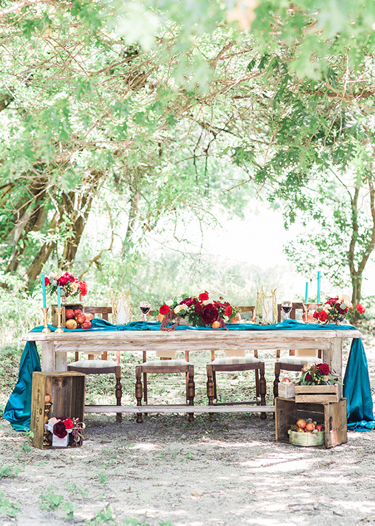 red and blue rustic table ideas @weddingchicks
