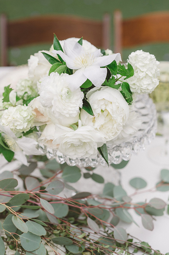big white blooms floral centerpiece @weddingchicks