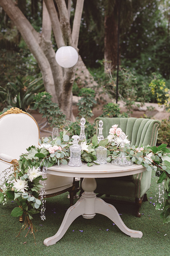 neutral and romantic sweetheart table @weddingchicks