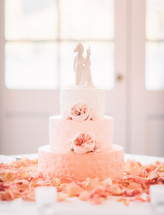 peach ombre wedding cake @weddingchicks