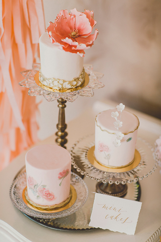 mini wedding cakes @weddingchicks