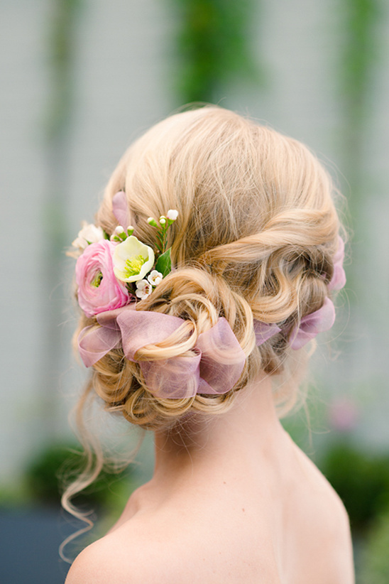 wedding hair with flowers @weddingchicks