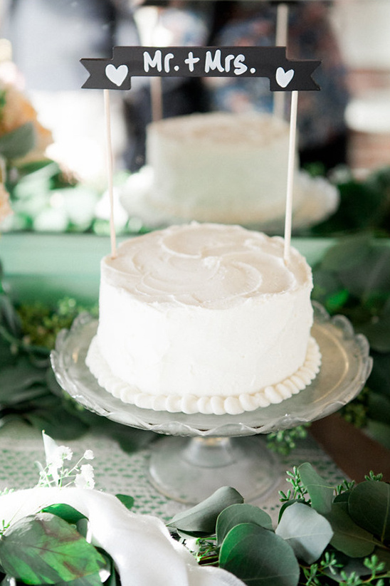 Wedding cake with Mr and Mrs sign, perfect for a wedding