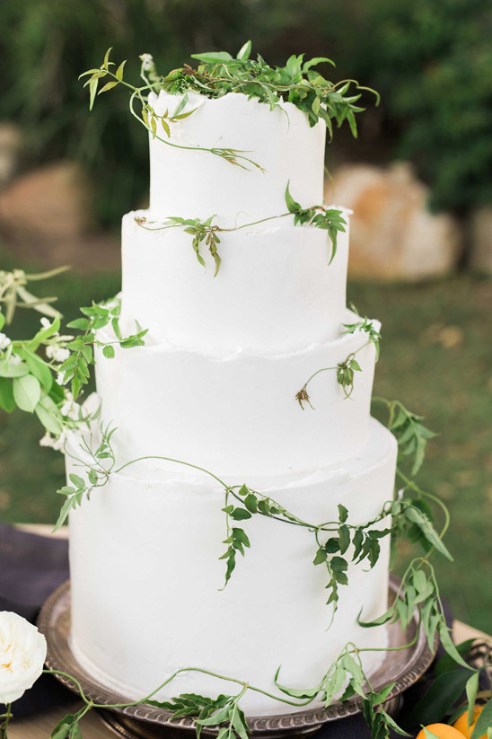 ivy accented wedding cake @weddingchicks
