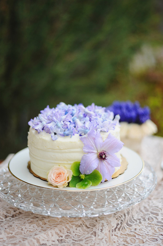 sweet and simple wedding cake @weddingchicks