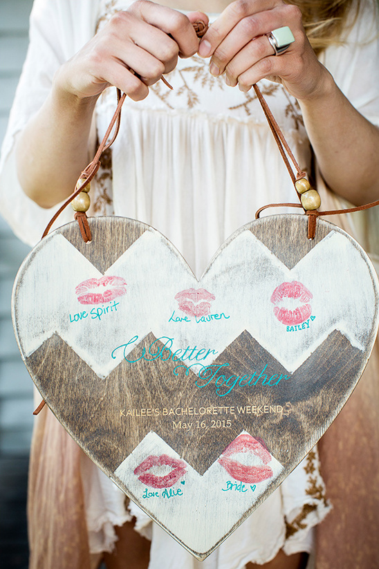 lipstick kiss guestbook idea @weddingchicks