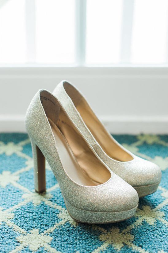 gold glitter wedding shoes @weddingchicks