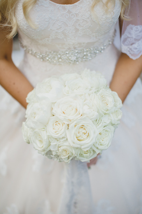 white rose bouquet @weddingchicks