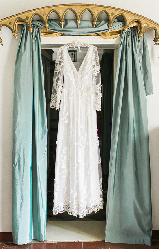 Italian lace wedding dress @weddingchicks
